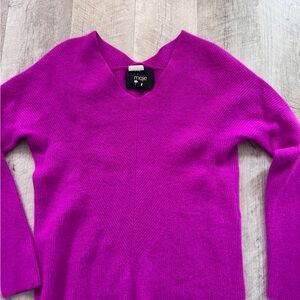 Beautiful cashmere sweater, excellent condition no damages or defects